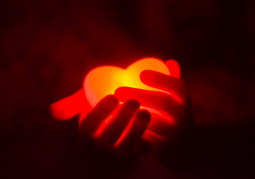 Imagem destaque do post Viva o Amor! Tudo Sobre o Único Sentimento que Pode nos Salvar de Nós Mesmos